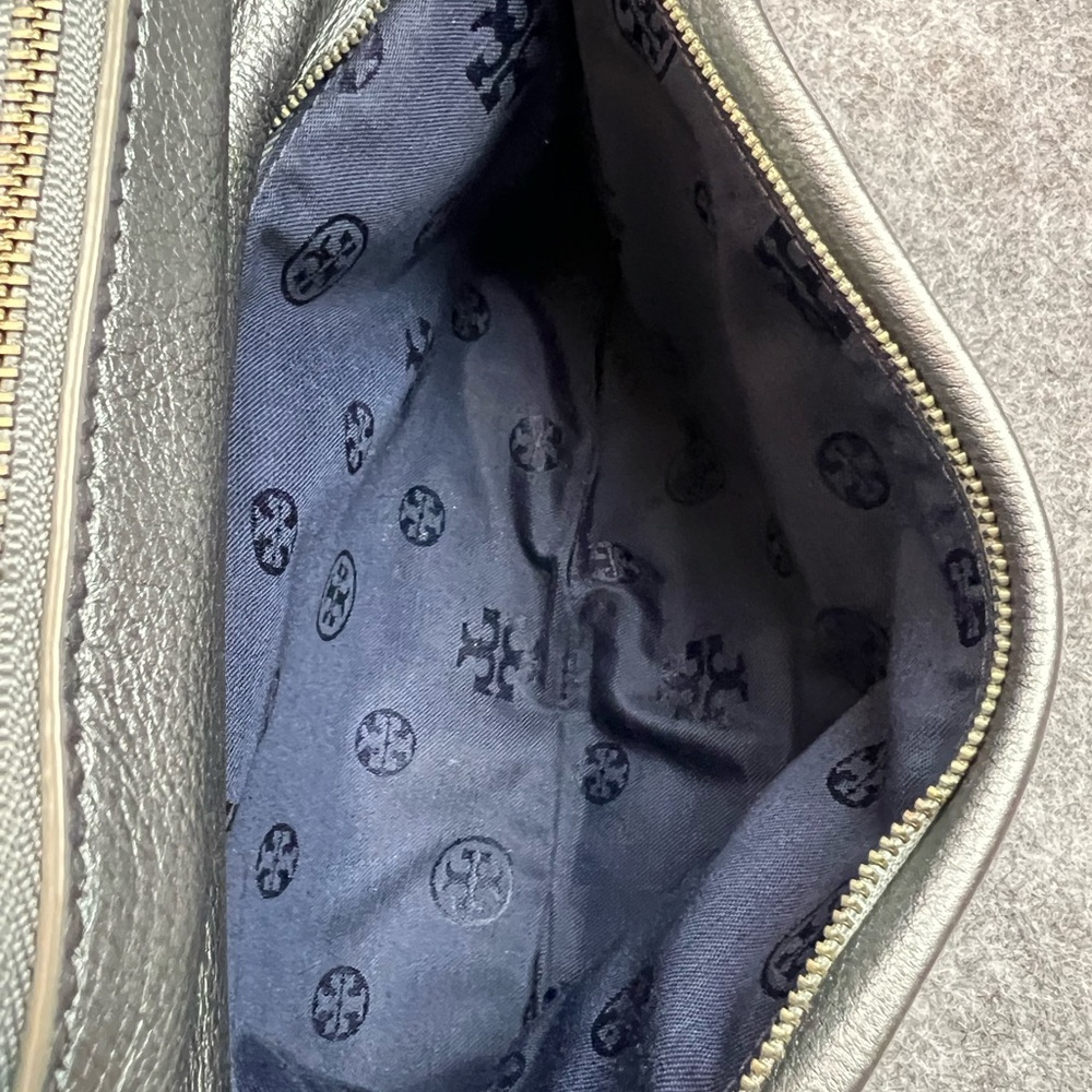 Tory Burch Reva metallic leather fold-over clutch Logo (Without Shoulder Strap) - Picture 5 of 10